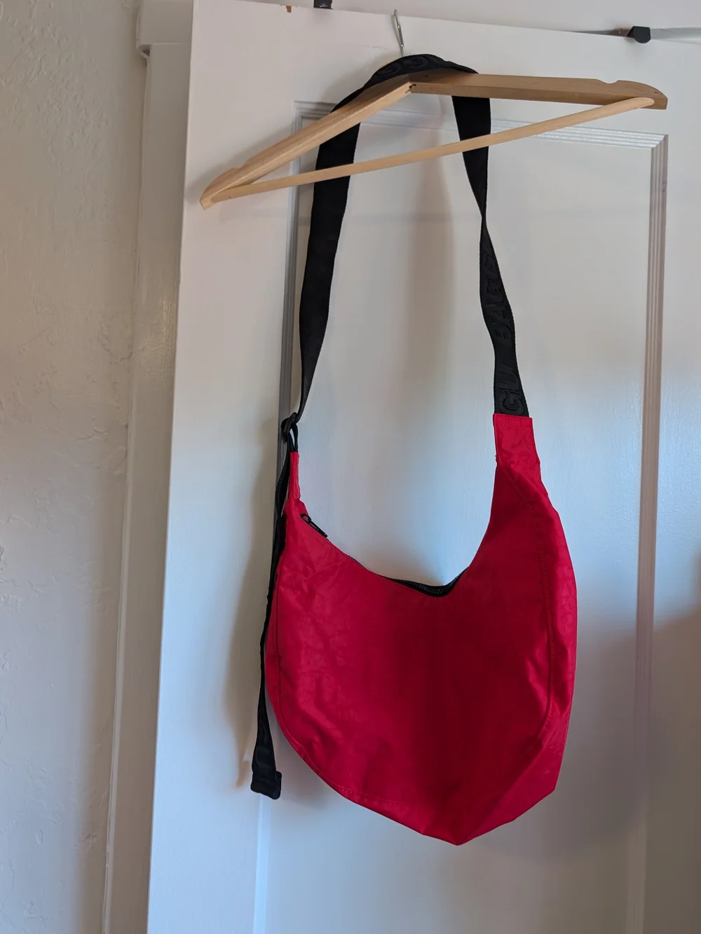 Baggu medium candy apple crescent